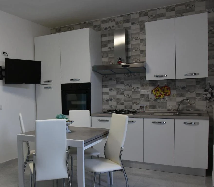 Zona soggiorno con tavolo da pranzo del BeB Sognando nel Borgo