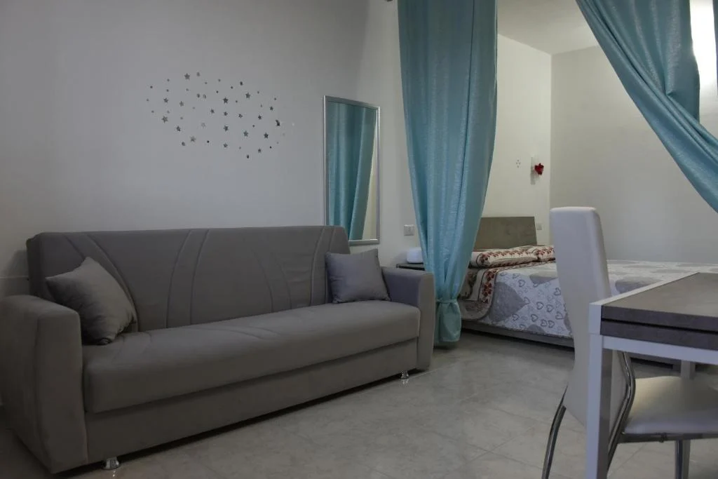 Zona notte con travi in legno presso il BeB Rocca Imperiale Sognando nel Borgo